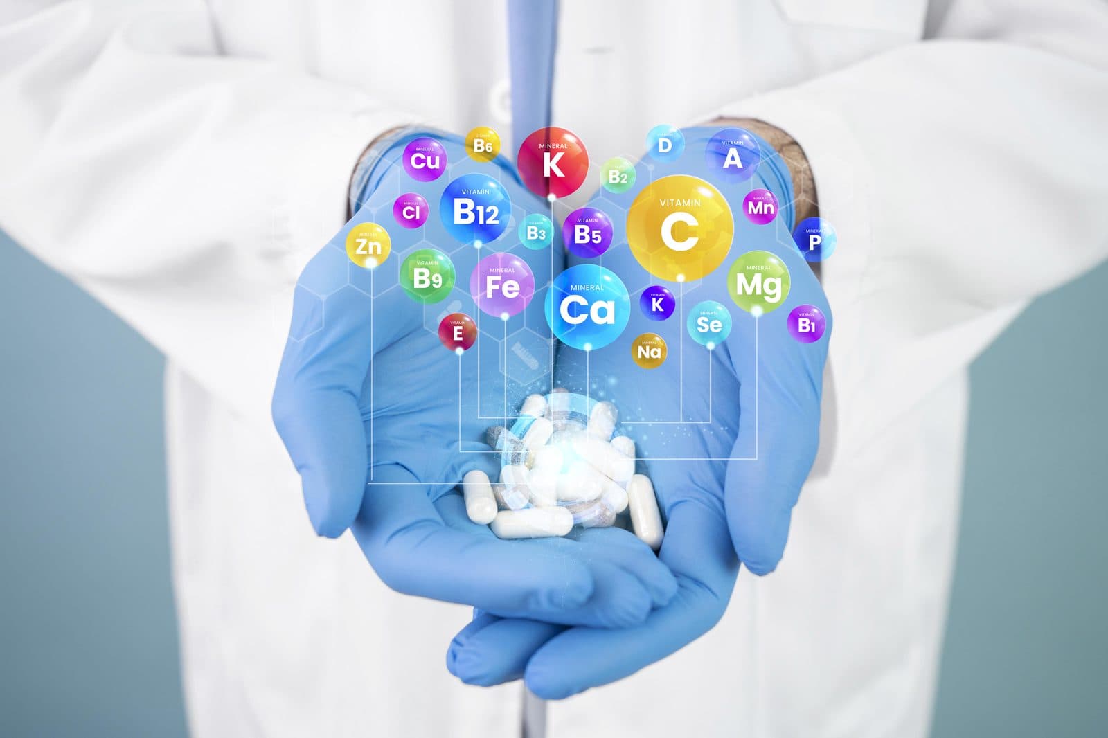 طبيب يحمل فيتامينات ومعادن iHealth
